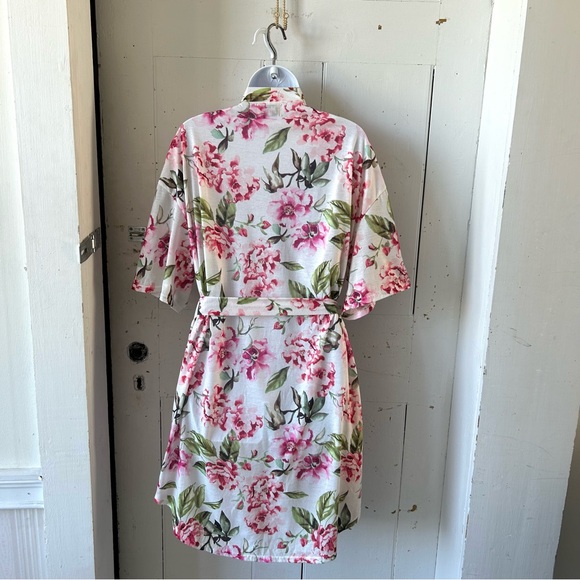 Show me your MuMu BRIE Floral Garden Print Short Kimono Robe - Picture 8 of 14